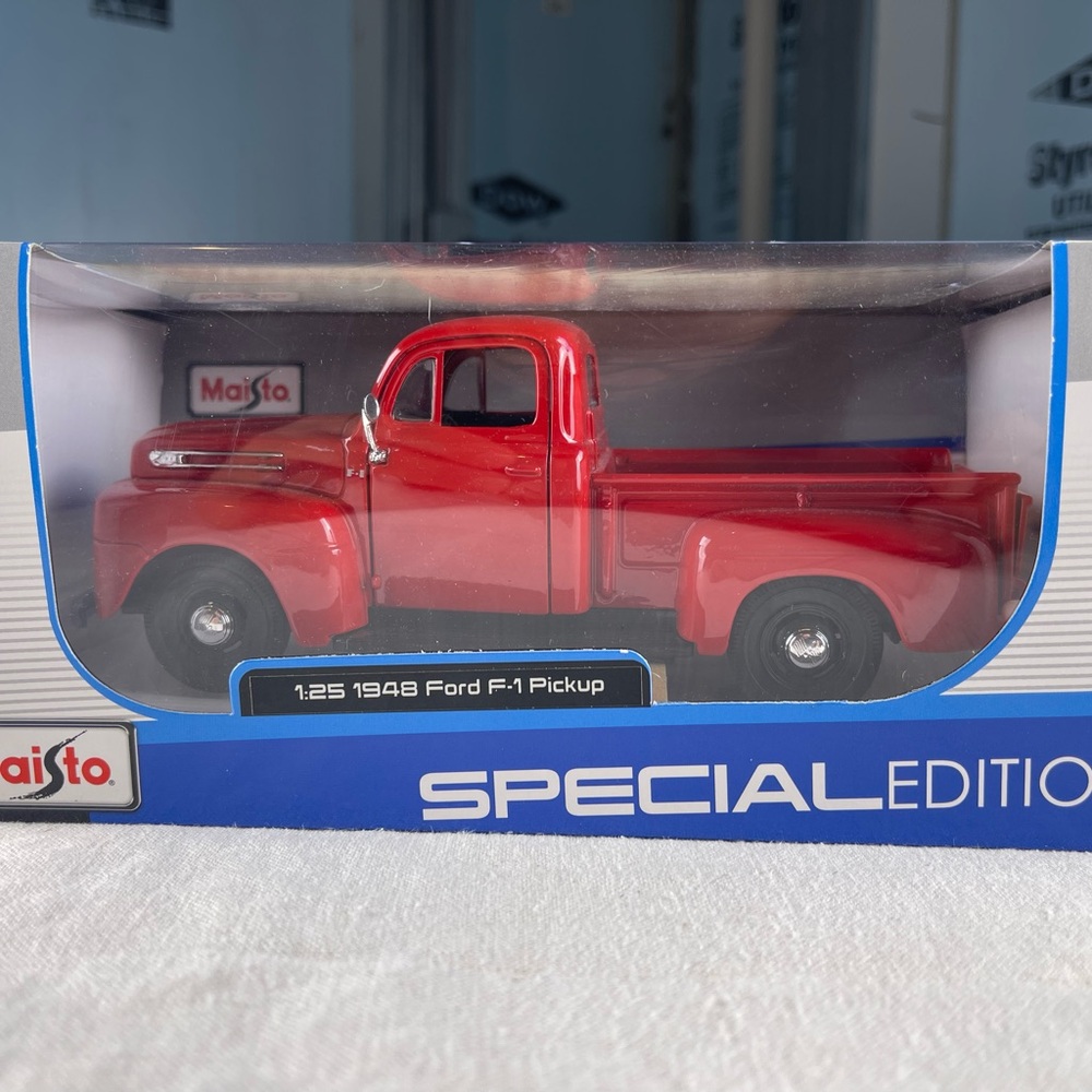 1:25 Scale 1948 Ford F-1 Pickup Truck Diecast Model - Maisto Red New In Box